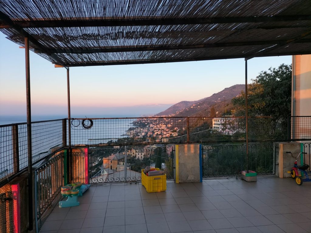 La terrazza della Scuola dell'Infanzia Ferrante Aporti di Pieve Ligure e la vista mozzafiato sul Golfo Paradiso